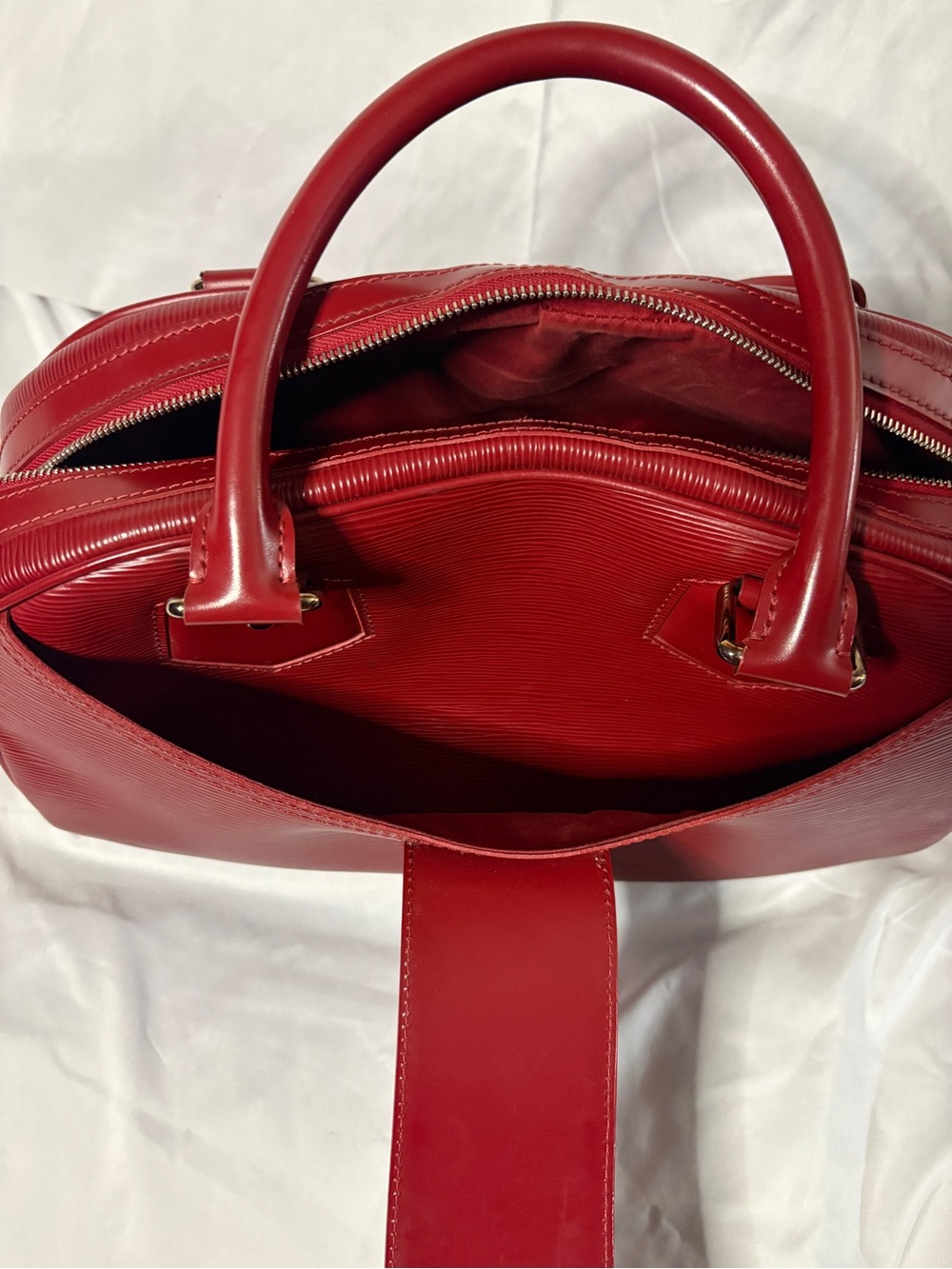 β¨ Authentic Louis Vuitton Bowling Montaigne GM β Epi Leather in Red/Carmine - Picture 9 of 17